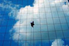 Человек-паук залез на небоскреб в Киеве