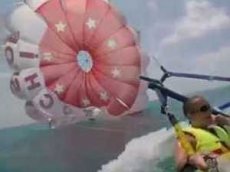 Туристы сорвались с парашюта в море в Сочи