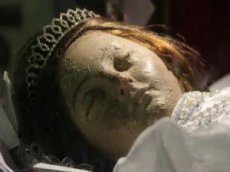 300-летняя мумия открыла глаза во время богослужения
