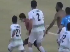 Футболисты избили арбитра за назначенный пенальти