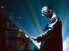 Клип на совместную композицию Жана-Мишеля Жарра и Эдварда Сноудена