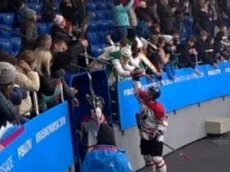 Болельщик украл клюшку у канадского хоккеиста на Универсиаде