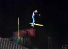 Чемпион Норвегии по скай-джампингу растерял лыжи в полете