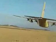 Пролет самолета С-130 в метре от голов военнослужащих