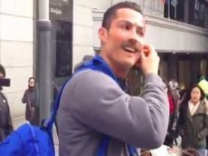 Криштиану Роналду переоделся в бомжа, чтобы удивить ребенка