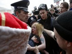 В Симферополе едва не разорвали двух женщин из FEMEN