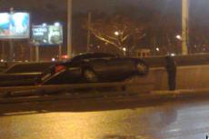 "Мерс" повис на эстакаде