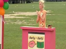 Розыгрыш с поцелуем за деньги