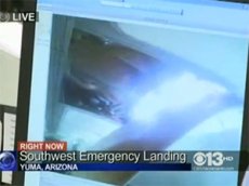 Пассажир заснял на видео дыру в самолете