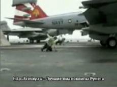 Бортинженера унесло ветром при взлете самолета