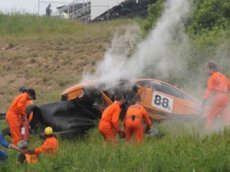 В Шотландии на гоночной трассе Lamborghini задел зрителя