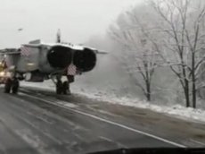 Боевой самолёт приземлился на трассе в Приморье