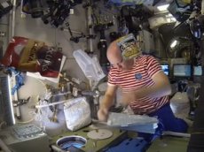 Космонавт показал, какими продуктами на МКС меняются русские и американцы