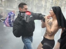 В Париже избили полуголых "монахинь" из Femen