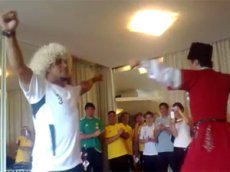 Роберто Карлос учится танцевать лезгинку