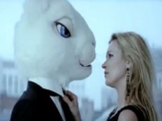 Кейт Мосс соблазнила гигантского кролика