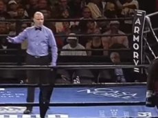 Боксер покинул ринг с первым ударом гонга