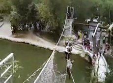 Веревочный мост с туристами рухнул в Китае