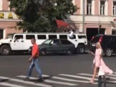 Выпускники военной академии на кортеже с лимузином Hummer возмутили соцсети