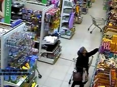 Няня-садистка попалась на краже продуктов