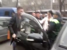 В центре Алматы водитель открыл стрельбу по парковщику