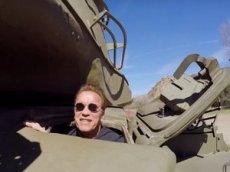 Шварценеггер раздавил танком лимузин Lincoln TownCar