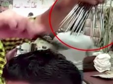 Парикмахер использует одновременно 15 ножниц