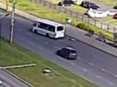 В Петрозаводске женщина выпала из автобуса