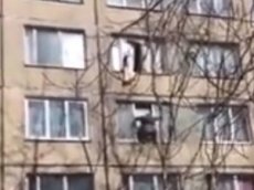 Мужчина повис на балконе, пытаясь убежать от похитителей