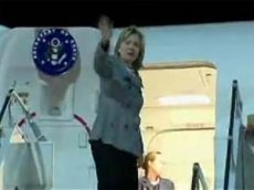 Хиллари Клинтон упала на трапе самолета