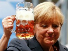 Официант вылил на Ангелу Меркель два литра пива