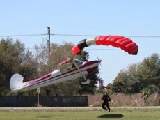 Во Флориде самолет столкнулся с парашютистом