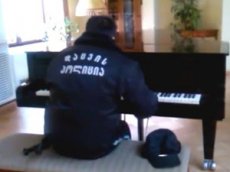 Грузинский охранник стал звездой, сыграв на рояле