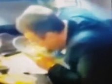 В сети появилось видео, где депутат Рады вылизывает тарелку