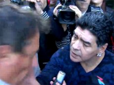 Диего Марадона дал пощечину журналисту