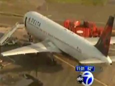 Два пассажирских Boeing столкнулись в аэропорту
