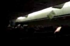 Драка подушками на борту самолета