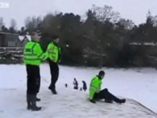 Британские полицейские прокатились с горки на щитах