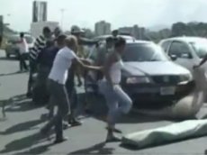 В Венесуэле автомобили проехались по демонстрантам