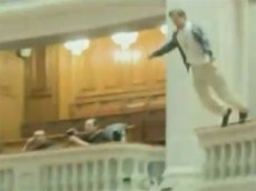 Несчастный отец совершил попытку самоубийства прыгнув с балкона в румынском парламенте