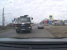Пешеход едва не угодил под бетономешалку в Барнауле