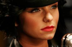 В новом клипе t.A.T.u. оделись а-ля Мулен Руж и спели про зайчиков