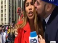 Фанат поцеловал журналистку во время прямого эфира