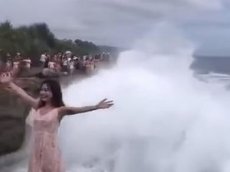 Очевидцы сняли на видео, как волна сбила туристку с утеса
