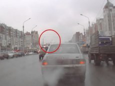 Падение крана в Омске попало на видеорегистратор машины