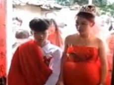 В Китае свадьбу сыграли 13-летние подростки