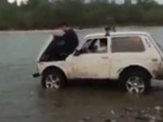 Экстремалы переплыли реку Кубань на «Ниве»