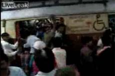 Поезда в Мумбаи — аттракцион не для слабонервных