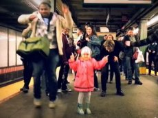Танец девочки в метро