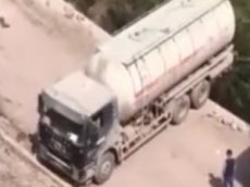 Водитель грузовика развернулся на краю обрыва